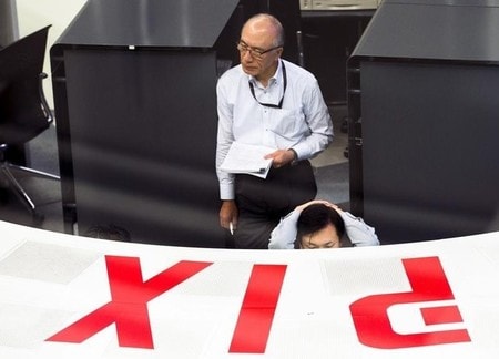 　４月２０日、日経平均は４日ぶり小反落。為替のドル安・円高一服や朝方公表された３月貿易統計で輸出が好調だったことを受け、大型外需株に買いが先行した。写真は東京証券取引所で２０１５年６月撮影（２０１７年　ロイター／Thomas Peter）