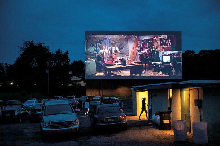 『ビルとテッドの時空旅行　音楽で世界を救え！』を上映するペンシルベニア州ディルズバーグのハーズ・ドライブイン。ドライブインシアターでの新作上映はまれだったが、コロナ禍では珍しくない