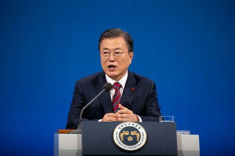 坂井官房副長官は、韓国の文大統領（写真）が元徴用工訴訟に関して日本企業の資産が現金化されるのは「望ましくない」と述べたことに関し、日本政府として発言に留意すると述べた。写真はソウルの青瓦台（大統領府）で代表撮影（2021年　ロイター）