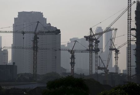 　５月２９日、東南アジアでは全般に経済が低迷するなか、金融政策にも限界が生じており、各国政府による財政出動への圧力が一段と増している。しかし各国政府は財政支出を増やせずにいる。写真はジャカルタ市内。１０日撮影（２０１５年　ロイター/Darren Whiteside）