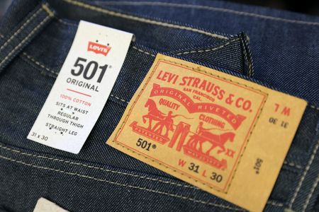 　有名ジーンズ「リーバイス」を製造する米リーバイ・ストラウスが２５日発表した第４・四半期（９─１１月）決算は売上高が１５億９０００万ドルとなり、リフィニティブがまとめたアナリスト予想平均の１５億７０００万ドルを超えた。米ニューヨークの店舗で昨年２月撮影（２０２３年　ロイター／Andrew Kelly）