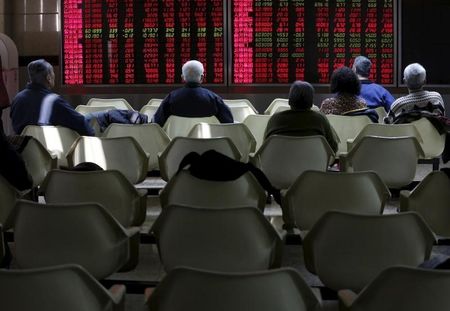 　１月７日、中国株式市場のＣＳＩ３００指数が取引開始後３０分もたたないうちに７％下落し、サーキットブレーカーが発動された。上海と深セン市場は終日取引が停止される。写真は北京で６日撮影（２０１６年　ロイター/Kim Kyung Hoon）