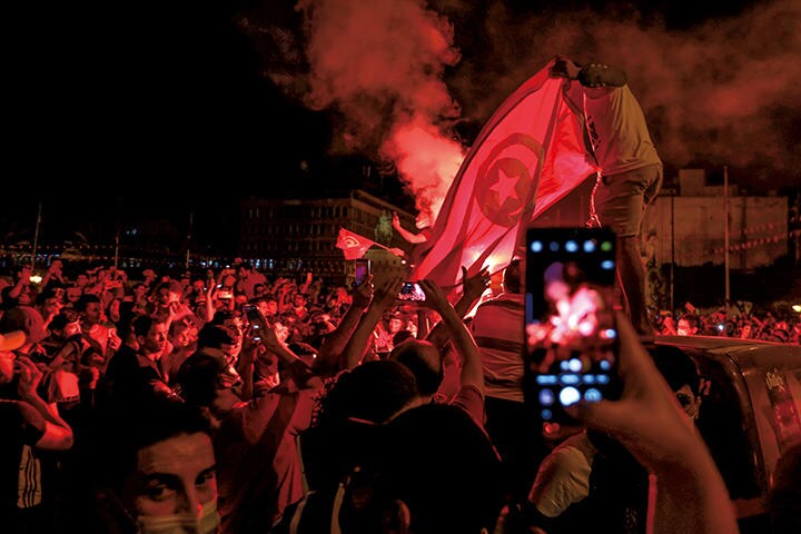 議会を停止したサイード大統領を支持する群衆（7月25日、チュニス） ZOUBEIR SOUISSI-REUTERS