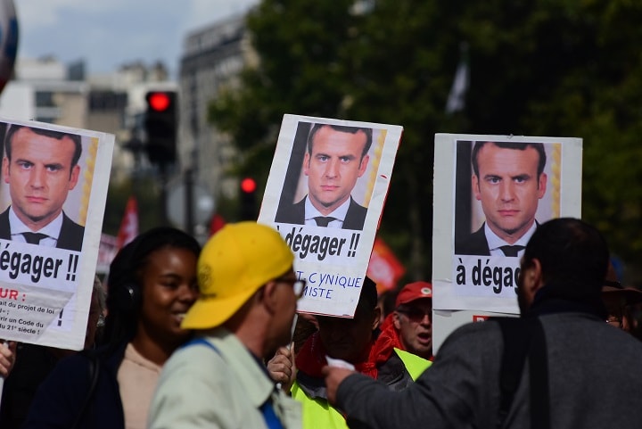 マクロンを批判するプラカード　Masato Kimura