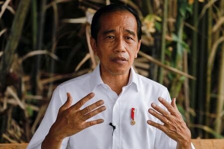 　９月１２日、インドネシアのジョコ大統領が国内のエネルギーコスト上昇の圧力を緩和するためロシア産石油の購入を検討していると、英紙フィナンシャル・タイムズ（ＦＴ）が報じた。インドネシア・タラカン近郊で２０２１年１０月撮影（２０２２年　ロイター/Willy Kurniawan）