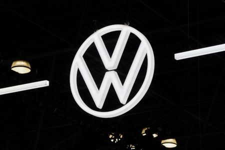 　９月１８日、ドイツの自動車大手フォルクスワーゲン（ＶＷ）は中国の上海汽車集団（ＳＡＩＣ）との合弁事業として運営している江蘇省南京の工場での生産を停止することを計画している。ニューヨークのマンハッタンで３月２７日撮影（２０２４年　ロイター/David Dee Delgado）