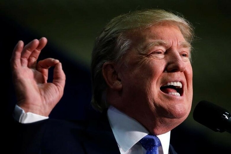 １０月２１日、ロイター／イプソスが発表した米大統領選に向けた支持率調査によると、共和党候補のドナルド・トランプ氏の支持率が上昇した。写真は同日、ノースカロライナ州で演説するトランプ氏（２０１６年　ロイター/Jonathan Ernst）