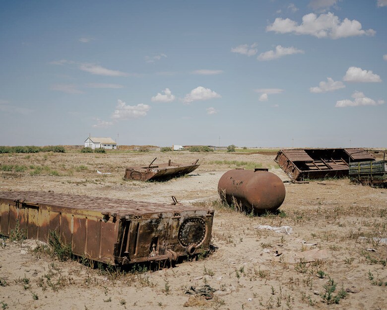 カスピ海北岸に面するカザフスタン・アティラウ州の村落カスピー。かつては国営の漁業集団の拠点だったが、現在は人けもなく荒れ果てている