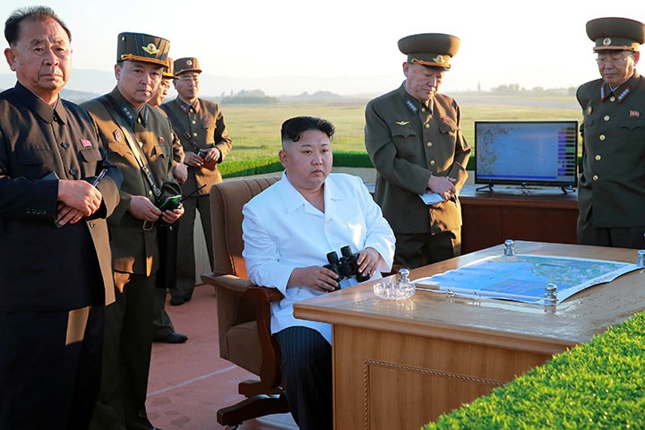 新型の対空迎撃ミサイルの発射実験を視察した金正恩国務委員長　KCNA/REUTERS