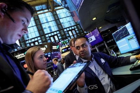 米国株式市場はナスダック総合とＳ＆Ｐ総合５００種が下落して取引を終えた。予想を上回る米卸売物価指数（ＰＰＩ）により米債利回りが上昇し、金利に敏感な大型グロース株が下落した。７月１２日撮影（２０２３年　ロイター/Brendan McDermid//File Photo）