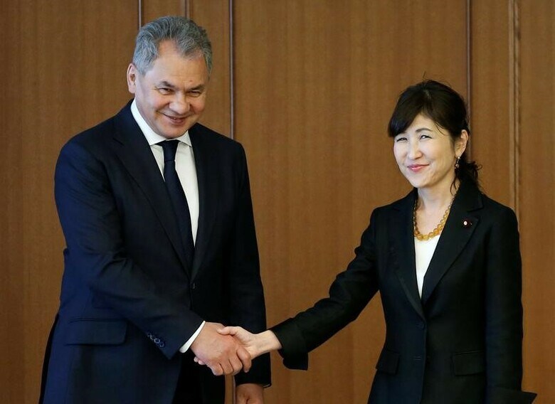 ３月２０日、日本とロシアは、都内で３年４カ月ぶりに防衛相会談を開き、ロシア側は日本に配備された弾道ミサイル防衛（ＢＭＤ）システムに懸念を表明した。日本側は自衛のために必要と説明する一方、ロシアによる北方領土（南クリル諸島）の軍備増強に改めて抗議した。写真はロシアのショイグ国防相（左）と稲田防衛相、都内で２０日撮影（２０１７年　ロイター／Toru Hanai）