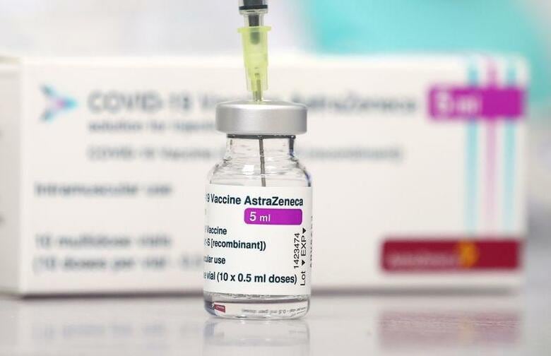 英製薬大手アストラゼネカは、イタリア工場に保管していた新型コロナウイルスワクチン約2900万回分が欧州のほか、国際的枠組み「COVAX」を通じて貧困国に出荷されると述べた。写真は同ワクチン。ドイツのマインタルで撮影（2021年　ロイター／Kai Pfaffenbach）