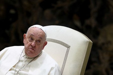 　ローマ教皇フランシスコ（写真）は２０日、首都ワシントンでの米大統領就任式を前に送った恒例のメッセージで、トランプ大統領に祝意を伝えた。１月１１日、バチカンで撮影（２０２５年　ロイター/Guglielmo Mangiapane）