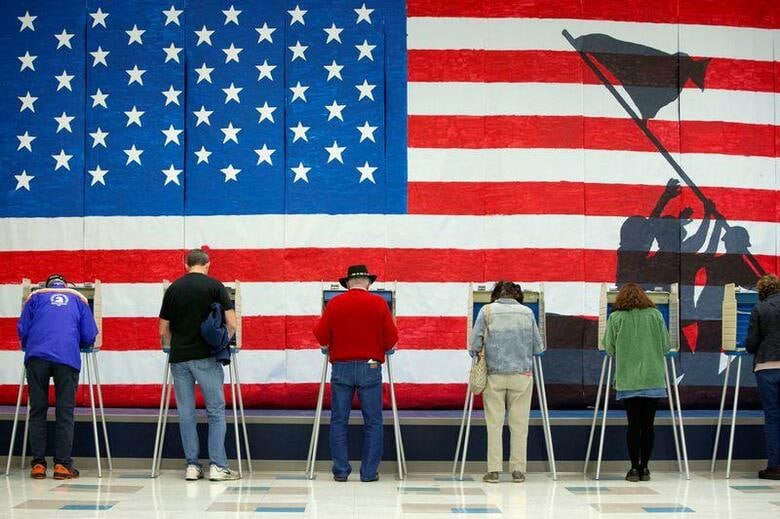 8月18日、2016年の米大統領選でトランプ氏勝利の鍵を握ったのは、都市郊外の有権者だった。今年も11月3日の大統領選に向け、同氏と民主党候補のバイデン前副大統領が郊外票を巡る戦いを繰り広げている。写真は米バージニア州の州都リッチモンドの投票所、2019年11月5日撮影(2020年　ロイター/Ryan M. Kelly)