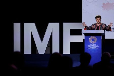 　１０月１０日、    国際通貨基金（ＩＭＦ）は、各国の出資構造に手を加えずに出資割当額（クオータ）を引き上げる改革案には「多大な支持」が見込まれると表明した。写真は同日、マラケシュで始まったＩＭＦと世銀の総会でスピーチするゲオルギエワ専務理事（２０２３年　ロイター/Susana Vera）
