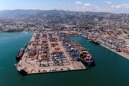 イスラエルの治安機関は、イラン情報機関のために情報収集を行っていたスパイ組織を摘発し、７人を逮捕した。写真はイスラエルのハイファ港。２０２２年７月撮影（２０２４年　ロイター/Ilan Rosenberg）
