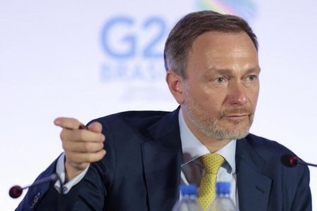 ドイツのリントナー財務相は１７日、同国には構造改革が必要と述べ、経済成長の弱さに失望を示した。写真は、２０２４年ブラジル・サンパウロで会見する同財務相。（２０２４年　ロイター／Carla Carniel）