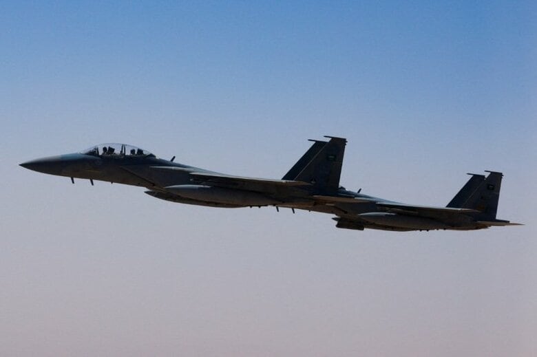 サウジアラビアのリヤドの国際空港への着陸態勢に入ったエアフォースワン。2025年5月13日撮影。REUTERS/Brian Snyder