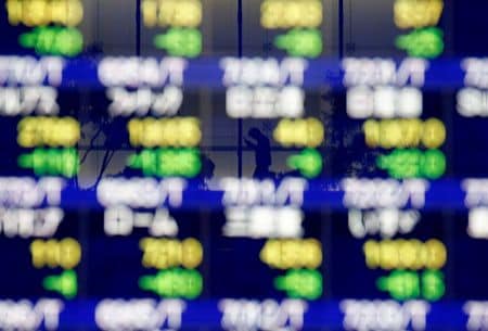 　１２月２５日、寄り付きの東京株式市場で、日経平均は前営業日比１６円９９銭安の２万３８１３円５９銭となり、小反落。２０１８年１０月１１日、東京で撮影（２０１９年　ロイター/Kim Kyung-Hoon）