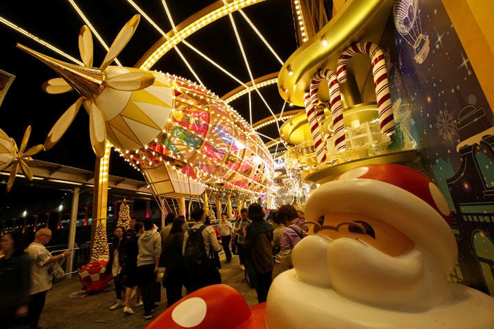 クリスマスは中国でもどんどん派手になっているが、反動もある　 Bobby Yip-REUTERS