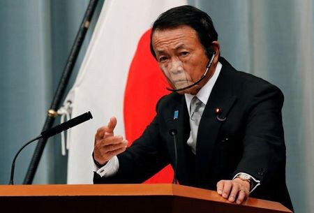 麻生太郎財務相は１６日の閣議後会見で、株価動向に関しては「コメントすることはない」と述べた。写真は、２０２０年９月６日に首相官邸で会見する麻生財務相。（２０２１年　ロイター／Kim Kyung-Hoon ）