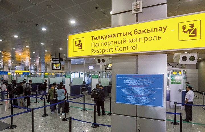 空港案内でロシア語、英語と並ぶカザフ語（一番上）もローマ字化する　Shamil Zhumatov-REUTERS