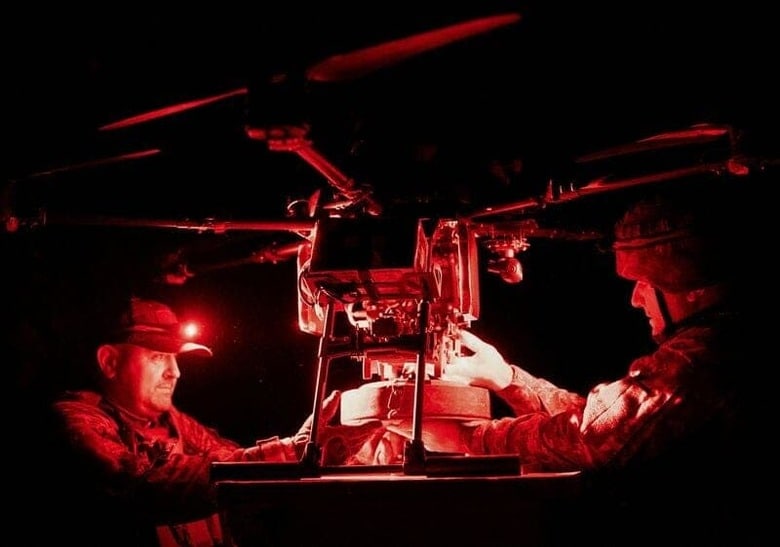 １２月２０日、将来の戦争の軸足が人工知能（ＡＩ）へと移る中、ウクライナが貴重な資源を手にしている。　写真は６月、ドネツク地方の前線でドローン攻撃を行うウクライナ兵（２０２４年　ロイター/Inna Varenytsia）