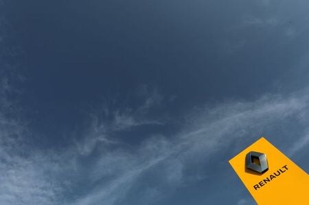 　１０月２３日、フランスの自動車大手ルノーは、コスト削減計画は順調で販売も回復しているとして、自動車部門のキャッシュフローは２０２０年末までに黒字に転換するとの見通しを示した。フランスのカーニュシュルメールで２２日撮影（２０２０年　ロイター/Eric Gaillard）