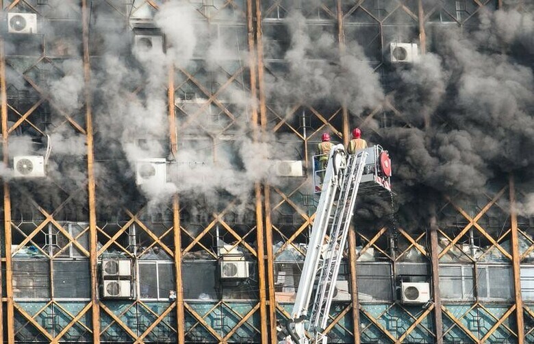 １月１９日、イランの首都テヘランで、１７階建ての商業ビルで火災が発生し、消火活動中に崩壊、消防隊員ら少なくとも２０人が死亡した。国営テレビがテヘラン市長の話として伝えた。写真は現場で撮影（２０１７年　ロイター）