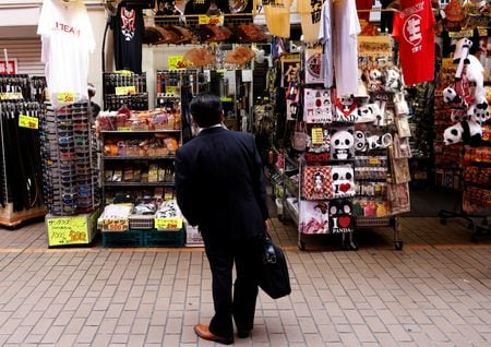 　１２月２７日、経済産業省が発表した１１月の商業動態統計速報によると、小売業販売額（全店ベース）は前年比２．６％増となった。都内の商店で５月撮影（２０２２年　ロイター/Kim Kyung-Hoon）