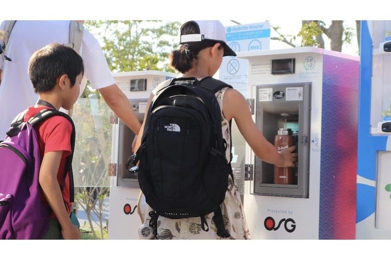 大阪・関西万博の会場に設置された給水スポットで、マイボトルに水を補給する来場者。使い捨てに頼らない選択、ボトルの中身が無くなれば給水する体験