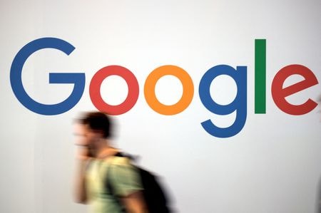 　１１月１日、米アルファベット傘下グーグルは、米テキサス州のデータセンターを２０３０年までに脱炭素化させるため、再生可能エネルギーの電力をソフトバンクグループ傘下ＳＢエナジー・グローバルのテキサス州発電施設から購入すると発表した。写真はグーグルのロゴ。パリで２０１８年５月撮影（２０２２年　ロイター／Charles Platiau）