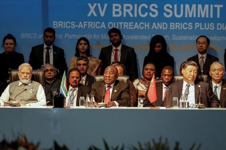 　８月２４日、インドのモディ首相（前列左）は、南アフリカのヨハネスブルクで開かれた新興５カ国（ＢＲＩＣＳ）首脳会議に参加した際、中国の習近平国家主席（前列右）と話し、国境係争地を巡る懸念を伝えた。インド外務省が明らかにした。２４日代表撮影（２０２３年　ロイター）