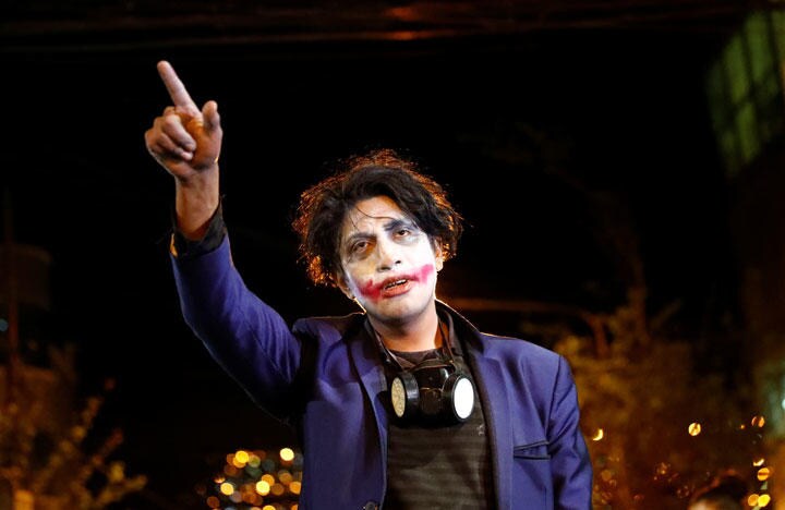悪役ジョーカーは、世界中で抵抗のシンボルになりつつある（写真はボリビアのデモ参加者）　Kai Pfaffenbach-REUTERS