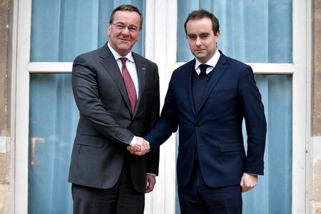 ドイツのピストリウス国防相とフランスのルコルニュ国防相は１０日、ベルリンで会談し、大幅に遅れていた戦車の共同開発プロジェクトを前進させるため、工程表を年末までにまとめる方針を打ち出した。写真はドイツのピストリウス国防相とフランスのルコルニュ国防相。パリで１月撮影。（2023年 ロイター/ Julien de Rosa/Pool via REUTERS/File Photo）