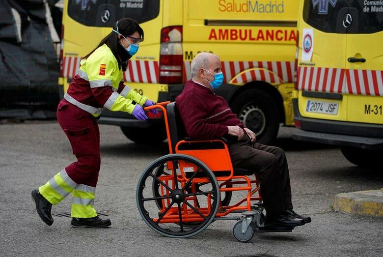 スペインで３０日、新型コロナウイルス感染者数が累計８万５１９５人に達し、ウイルス発生源とされる中国本土を超えた。マドリードで撮影（２０２０年　ロイター/JUAN MEDINA）