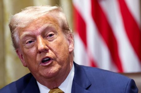 　トランプ米大統領は８日、連邦政府による首都ワシントン（コロンビア特別区）の統治を検討していると述べた。写真はワシントンのホワイトハウスで撮影（２０２５年　ロイター／Kevin Lamarque）