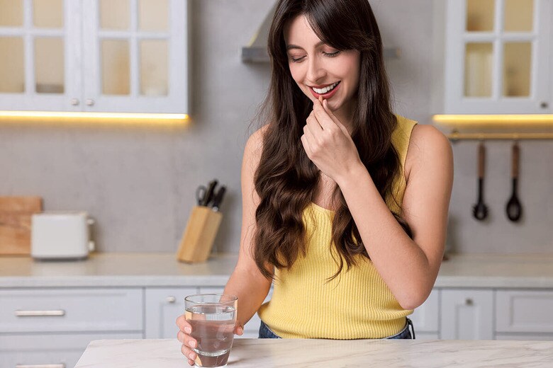 サプリはあくまでも基本的なケアを「補完」する存在だと専門家は言う　NEW AFRICA/SHUTTERSTOCK