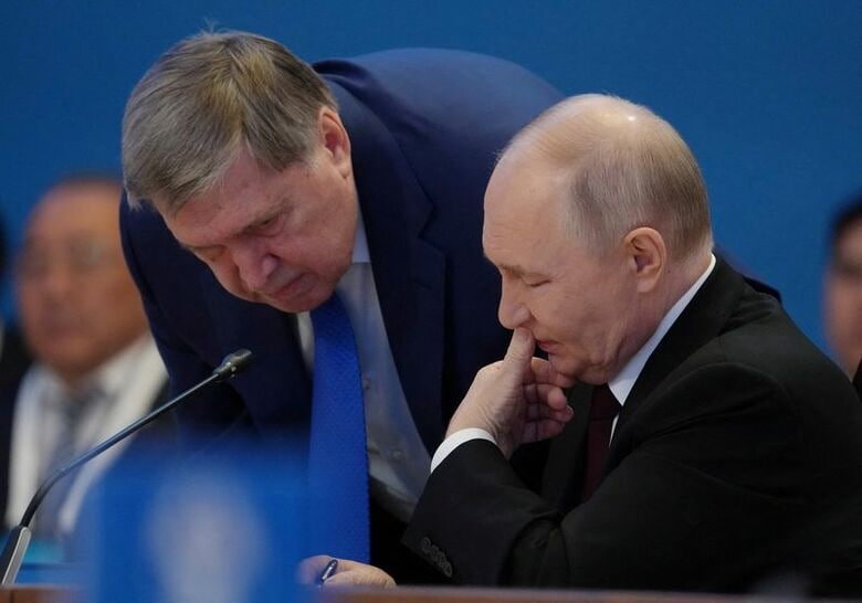 写真はロシアのウシャコフ大統領補佐官とプーチン大統領。5月29日、カザフスタンのアスタナで撮影。REUTERS/Turar Kazangapov
