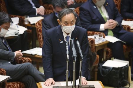 　１１月６日　菅義偉首相は午前の参院予算委員会で、為替の水準や方向性について言及しないものの、「為替の安定は極めて重要。政府も各国通貨当局としっかり連絡をとりながら適切に対応する」と述べた。 写真は参院予算委員会で答弁する菅義偉首相。６日撮影（２０２０年　時事通信）