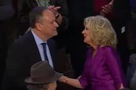 えっ、やりすぎじゃ...？　米ファーストレディと副大統領夫のキス動画が波紋呼ぶ