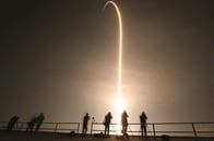 スペースXの宇宙船が夜空へ──打ち上げの瞬間や国際宇宙ステーション到着時の映像が話題