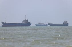 イラン、ホルムズ海峡の通航手続き迅速化へ　機雷除去も実施