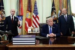 トランプ氏、出生地主義標的の大統領令署名　「出産旅行」禁止へ