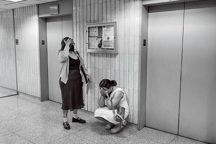 フェデラル・プラザの移民裁判所で、ペルー国籍の夫がICE捜査官に連行されて泣き崩れる妻