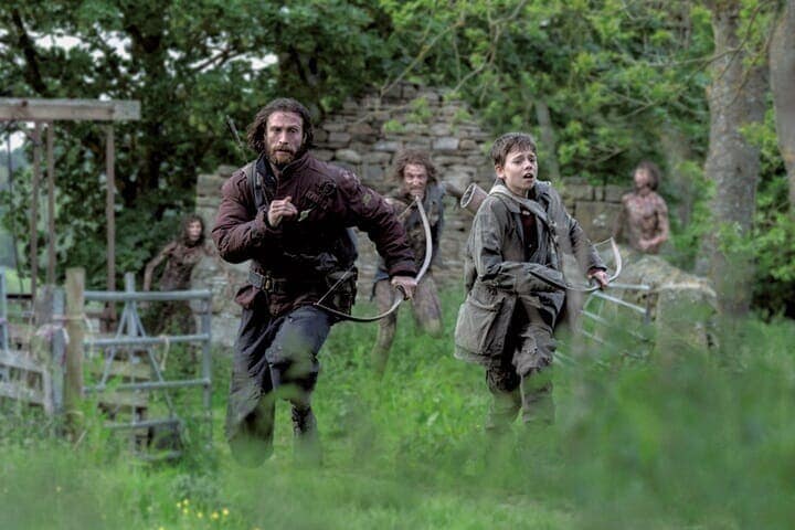 映画『28年後...』ジェイミー（アーロン・テイラー＝ジョンソン）とスパイク（アルフィー・ウィリアムズ）