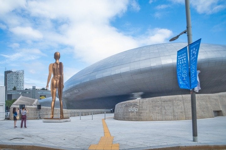 巨大なUFOのような形が特徴的な東大門デザインプラザ（DDP）（撮影＝筆者）
