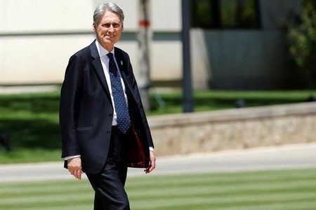 　５月１７日、英国のメイ首相は、意見の対立が報じられたハモンド財務相（写真）への支持を表明した。１５日撮影（２０１７年　ロイター/Damir Sagolj）
