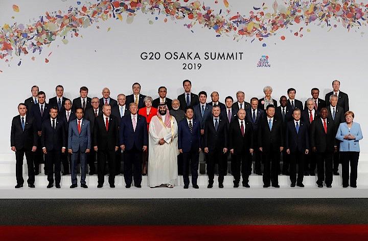 日本で初の開催となる20カ国・地域（G20）首脳会議（サミット）が28日から2日の日程ではじまった。写真はサミット参加者。大阪での代表撮影（2019年／ロイター）