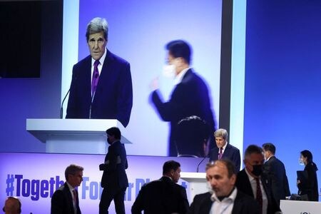 気候変動問題を担当するケリー米大統領特使は２日、１０００億ドルの気候変動資金目標を１年早く達成できる可能性があると述べた。（２０２１年　ロイター/Yves Herman）